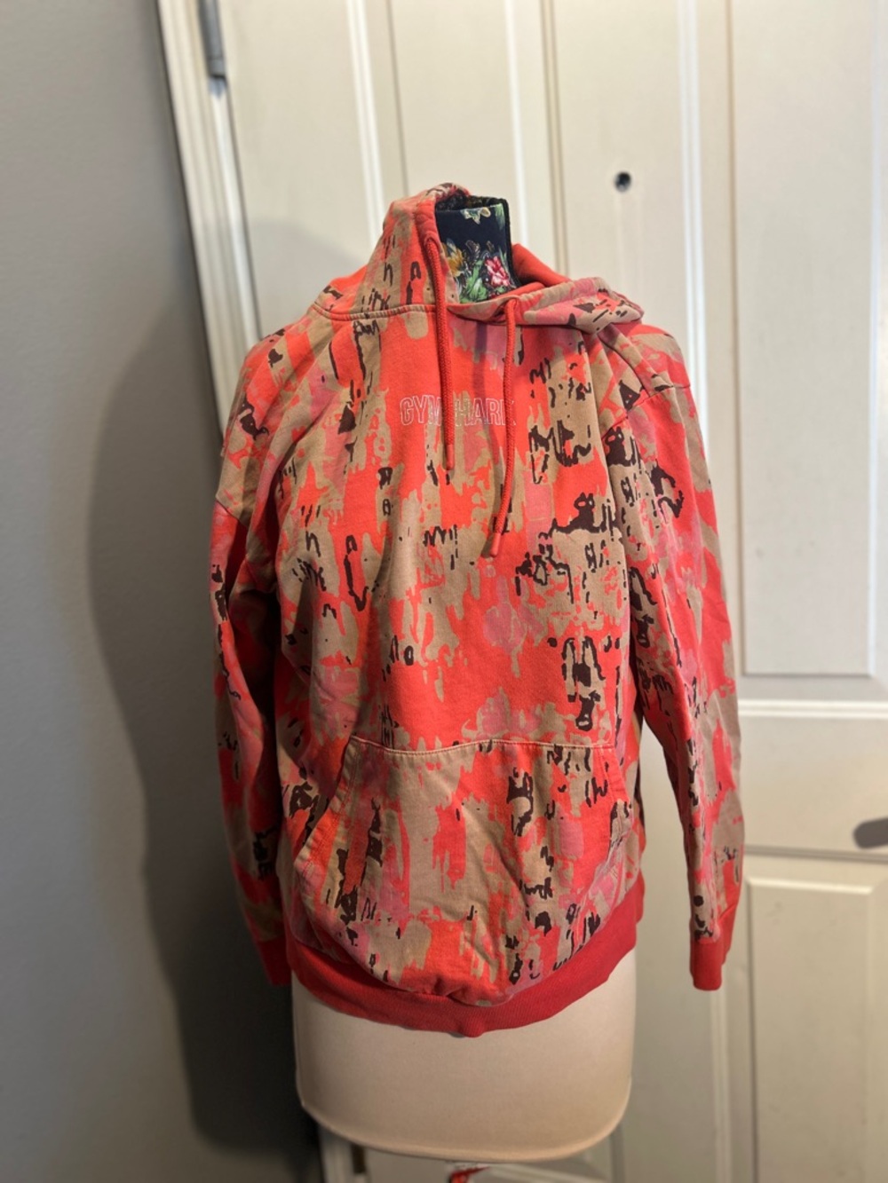 Gymshark Graphic Camo Hoodie Red Coral Tan Camouflage Pullover Size Medium M